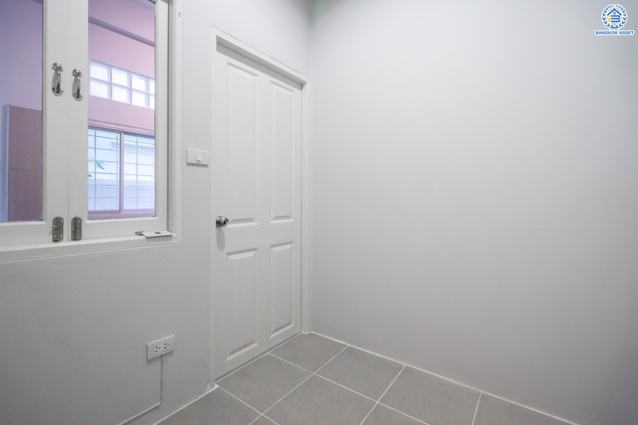 บ้านมือสองตกแต่งใหม่ ม.ชัยพฤกษ์ บางบัวทอง บ้านเดี่ยวแบรนด์ LH เนื้อที่ 79.7 ตร.ว. ฟังก์ชัน 3 ห้องนอน 3 ห้องน้ำ 1 ห้องแม่บ้าน จอดรถ 2 คัน พร้อม Facilities ครบครัน บนทำเลเดินทางสะดวก ติดถนนบางกรวย-ไทรน้อย ใกล้เซ็นทรัลเวสต์เกต และรถไฟฟ้าสายสีม่วง "สถานีบางพลู"